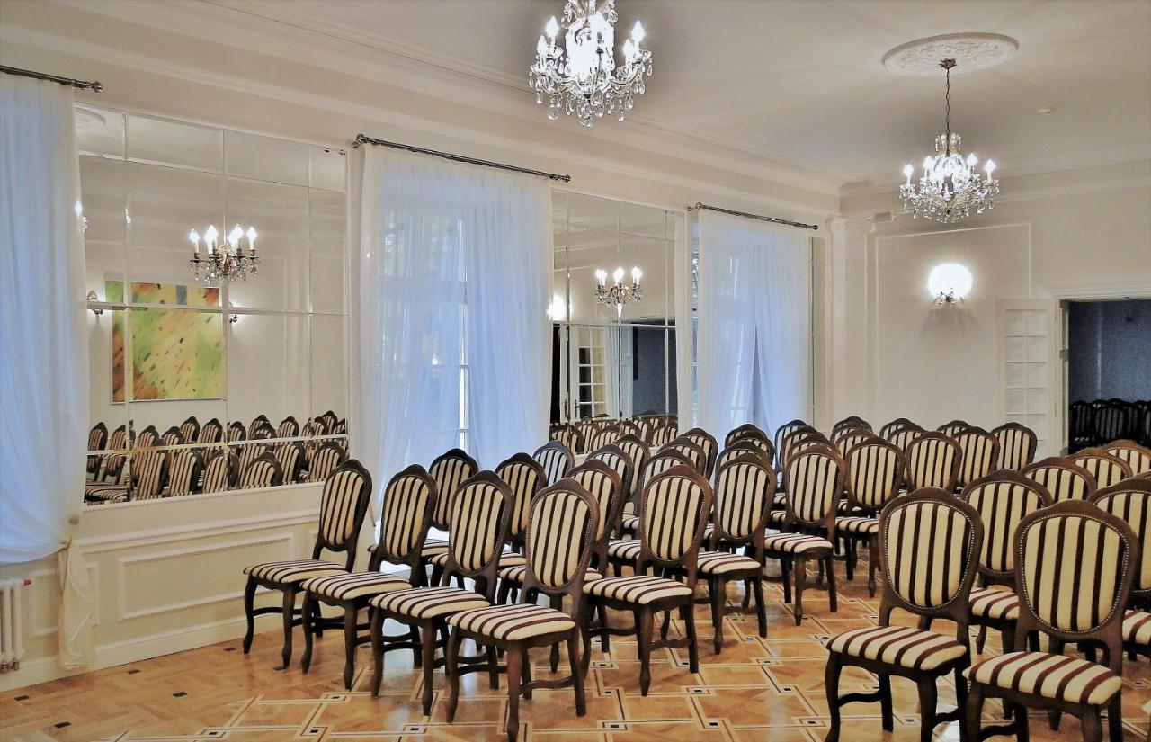 Palac Kobylin Екстериор снимка