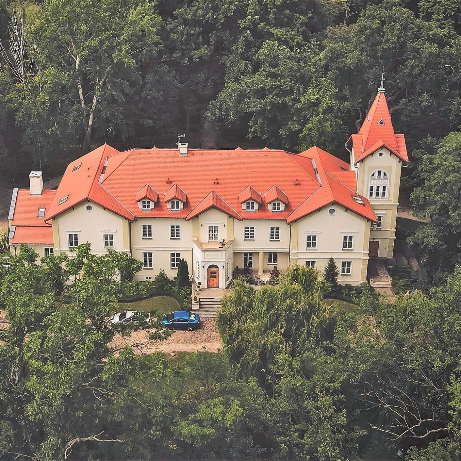 Palac Kobylin Екстериор снимка