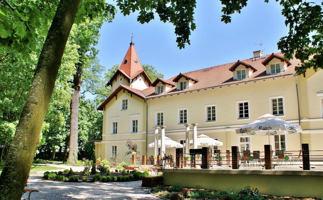 Palac Kobylin Екстериор снимка