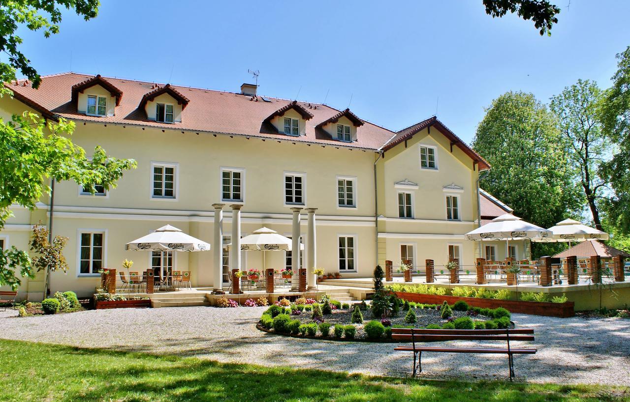 Palac Kobylin Екстериор снимка